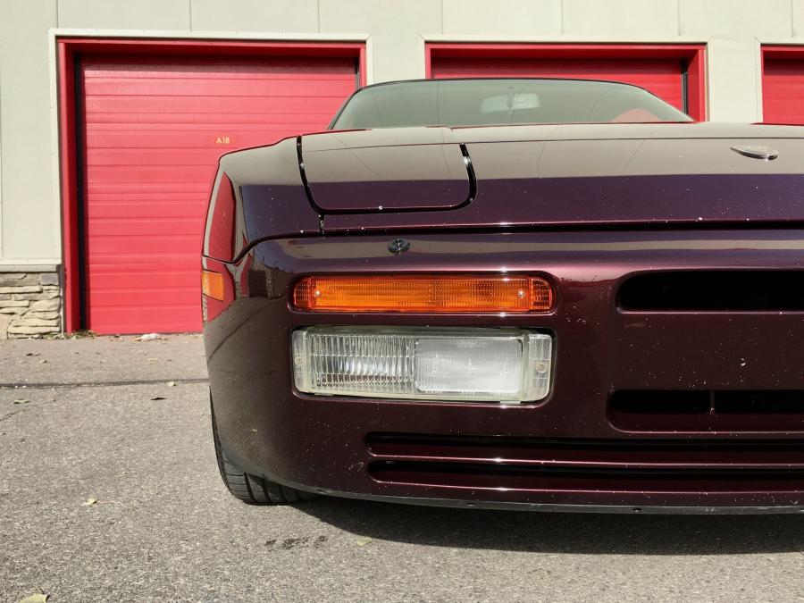 Детали экстерьера Porsche 944 S2 Red Pearl 1990 года  (фото 27 из 86)